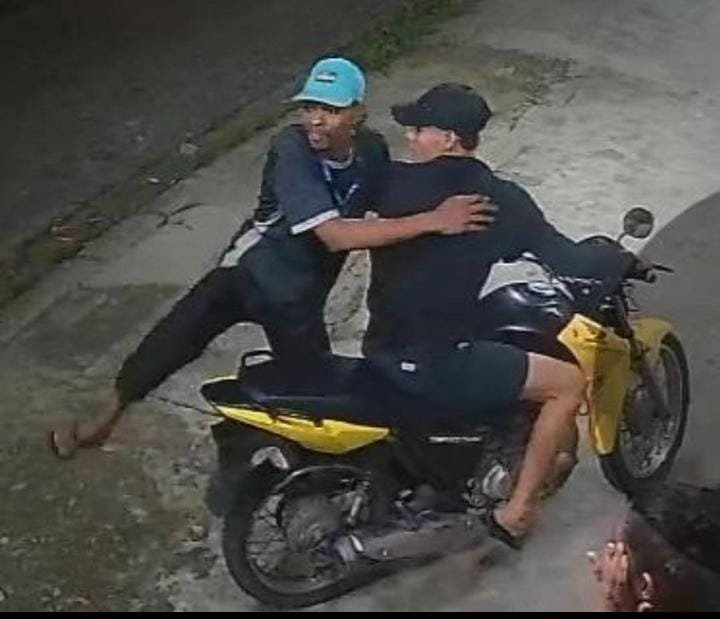 O homem que estava na garupa desce, saca uma arma de fogo e aponta para as mulheres VÍDEOS: Dupla em moto assalta mulheres que aguardavam ônibus na zona leste de Manaus