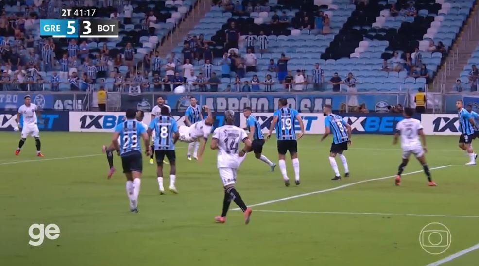 Grêmio vira sobre o Botafogo em jogo de oito gols com show de Carlos Vinícius