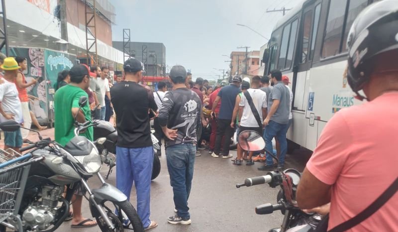 Ônibus passa por cima de motociclista após colisão em avenida de Manaus; vítima foi hospitalizada