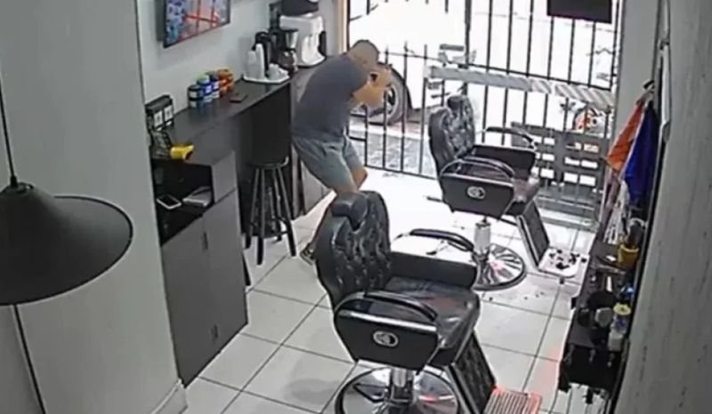 PM de folga reage a assalto a Porsche e suspeito morre em confronto