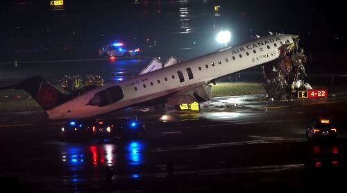 Avião da Air Canada colide com caminhão de bombeiros no Aeroporto LaGuardia, em Nova York; pilotos morrem e terminal é fechado