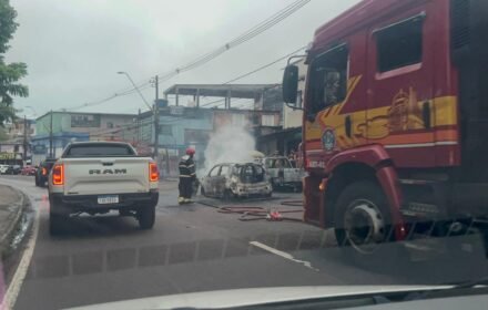 VÍDEO: Carro é destruído por incêndio na Avenida Brasil durante horário de pico na manhã desta sexta