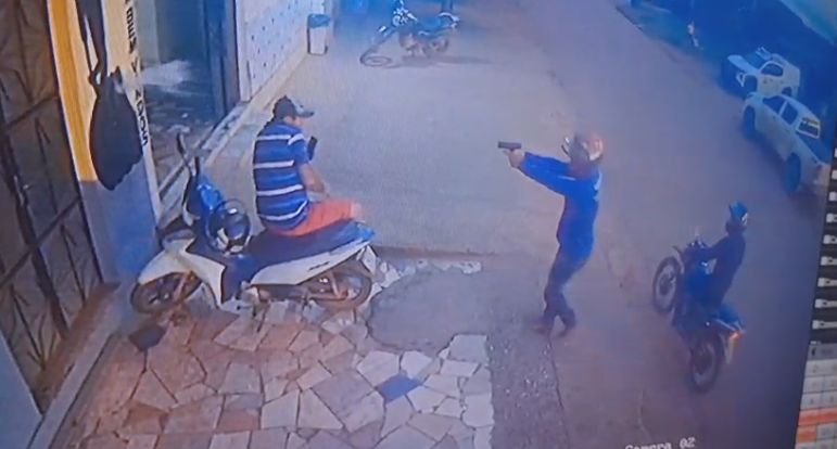 Vídeo: empresário é executado a tiros em frente a hotel no interior do Amazonas