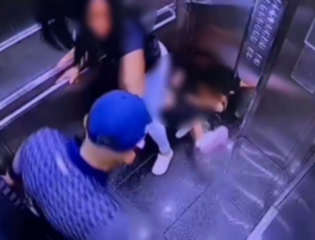 VÍDEO: homem agride ex-companheira dentro de elevador