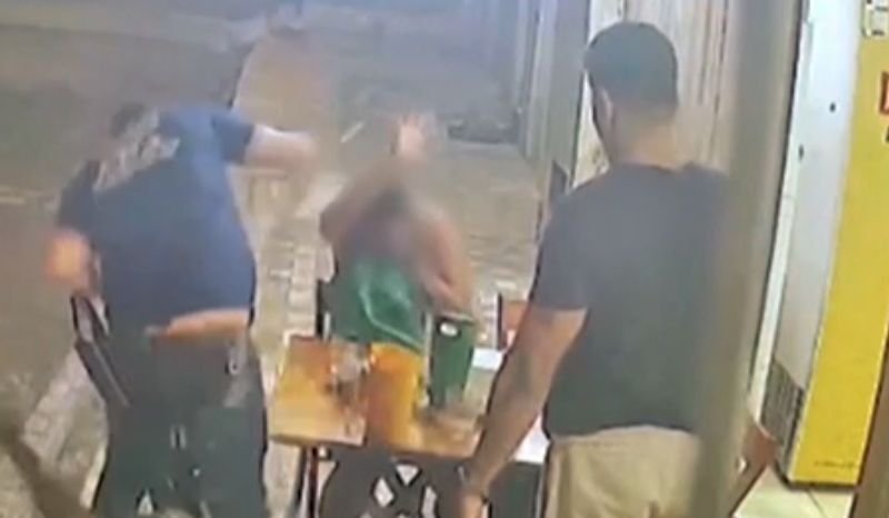 VÍDEO: Homem é preso após quebrar garrafa na cabeça de mulher que o rejeitou em Aracaju