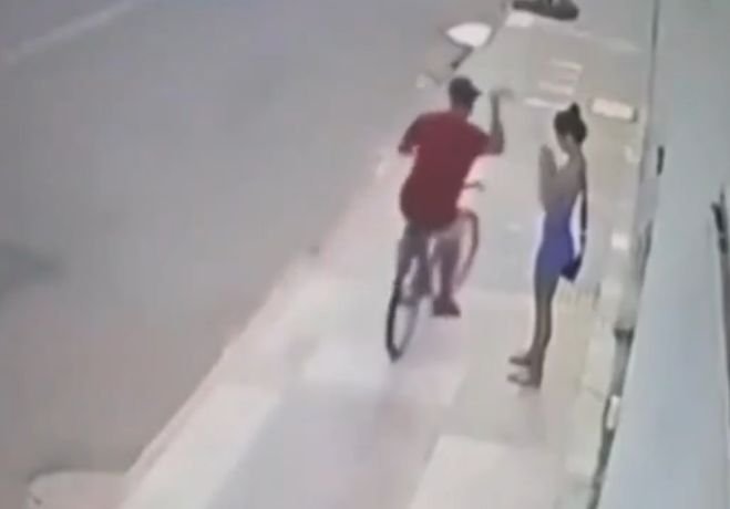 Vídeo: ladrão em bicicleta é atropelado por carro e agredido por populares após tentativa de assalto; registro viraliza