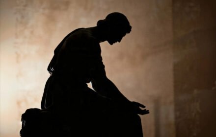 21 de abril: o herói que serve e o silêncio que sustenta