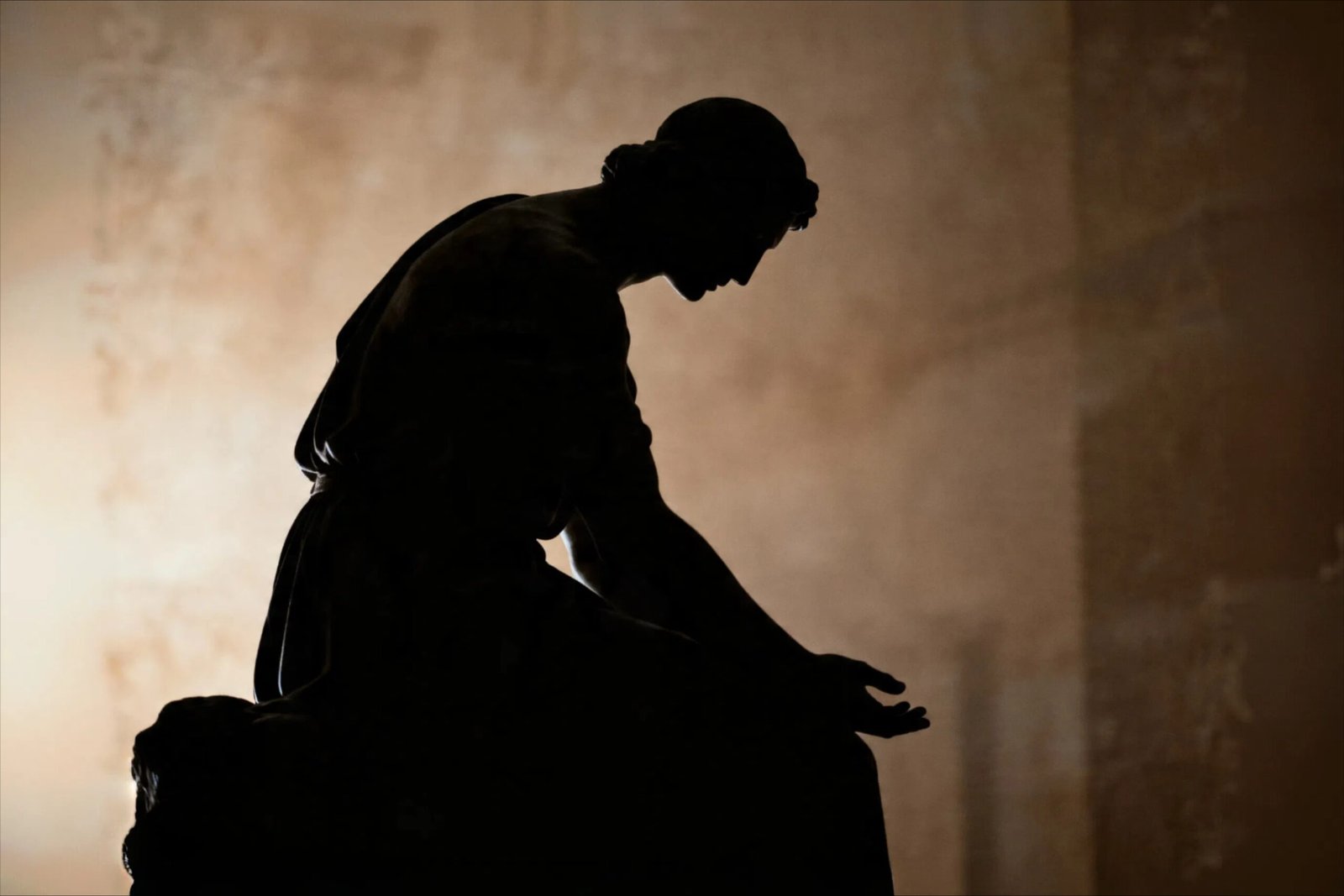 21 de abril: o herói que serve e o silêncio que sustenta