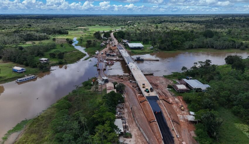 Após desabamento em 2022, nova ponte sobre o rio Autaz Mirim será liberada para tráfego na BR-319, diz Dnit