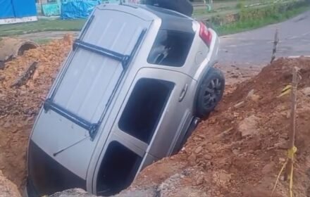 Carro é ‘engolido’ por cratera sem sinalização em Manaus