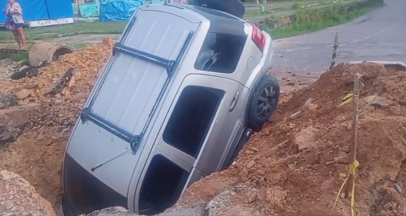 Carro é ‘engolido’ por cratera sem sinalização em Manaus