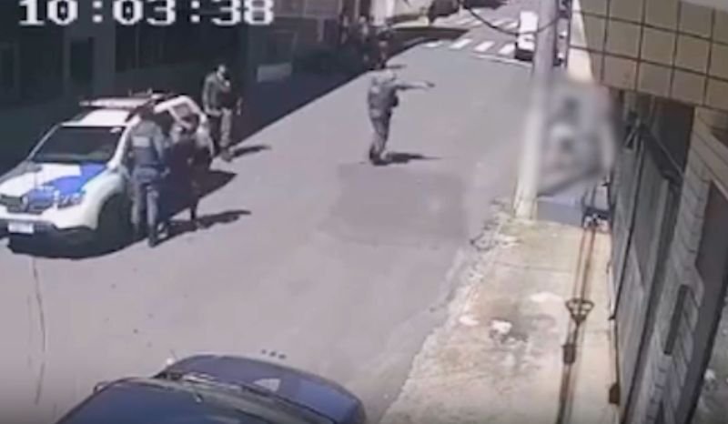 VÍDEO: PM que estava afastado das ruas mata duas mulheres após discussão