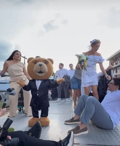 Vídeo: noivos são surpreendidos com presente inusitado e abandonam cartório para curtir trio elétrico