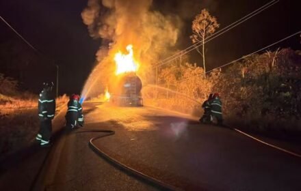 Caminhão-tanque com 50 mil litros de combustível pega fogo na BR-174, no Amazonas