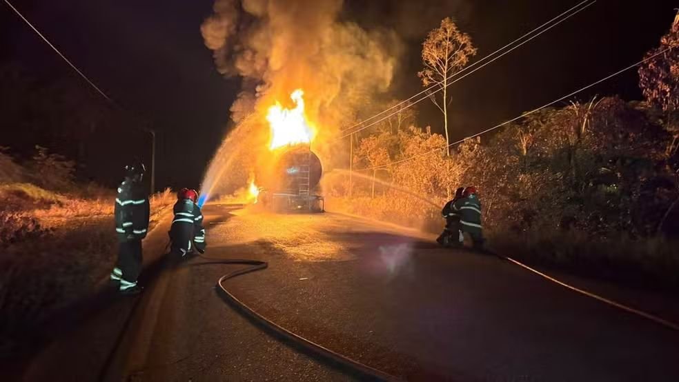 Caminhão-tanque com 50 mil litros de combustível pega fogo na BR-174, no Amazonas