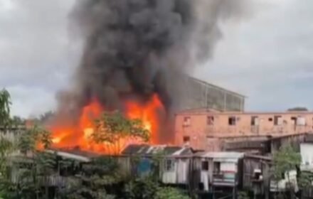 Explosão de botijão de gás pode ter causado incêndio que atinge 30 famílias no bairro São Jorge, em Manaus