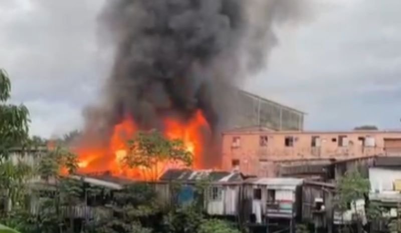 Explosão de botijão de gás pode ter causado incêndio que atinge 30 famílias no bairro São Jorge, em Manaus