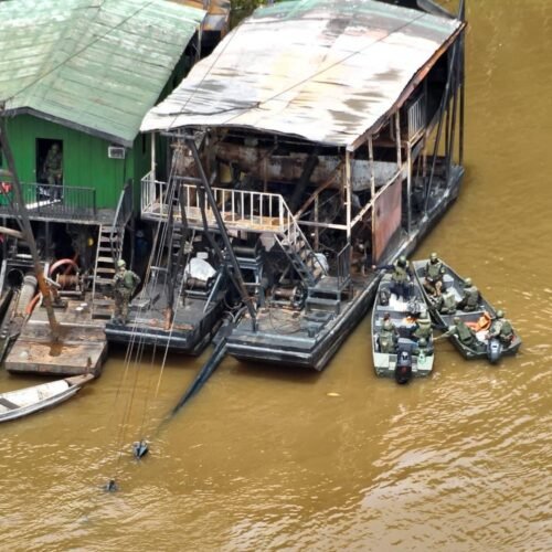 Operação inutiliza 50 dragas usadas para garimpo ilegal no interior do Amazonas