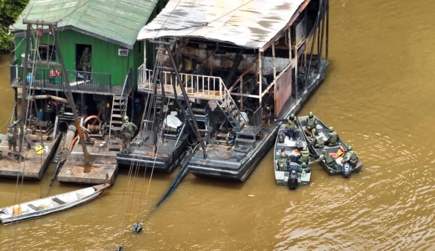 Operação inutiliza 50 dragas usadas para garimpo ilegal no interior do Amazonas