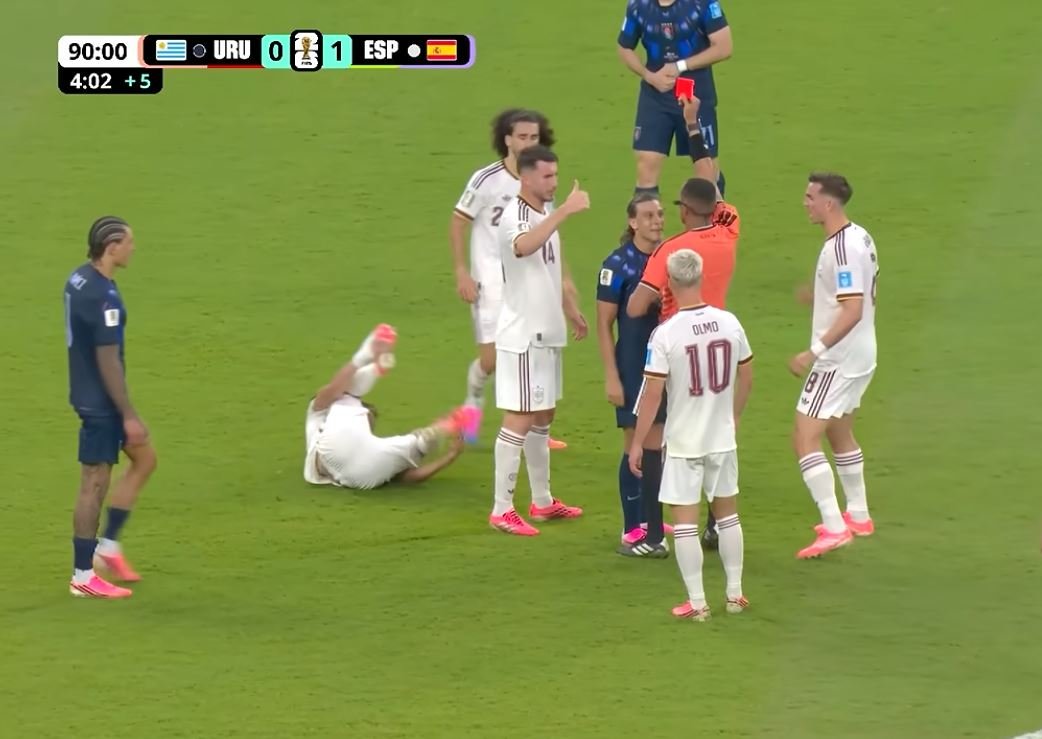 Uruguai cancela voo fretado após queda na Copa, e jogadores voltarão em avião comercial