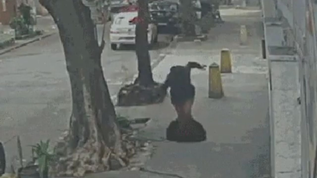Mulher cai em bueiro após tampa ser deixada solta no RJ