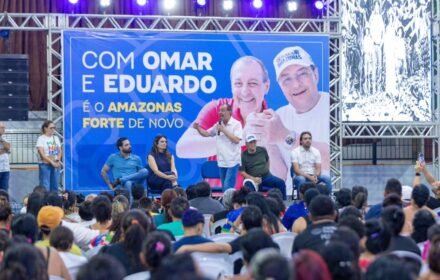 Omar conversa com moradores do Jorge Teixeira sobre segurança, casas e oportunidades