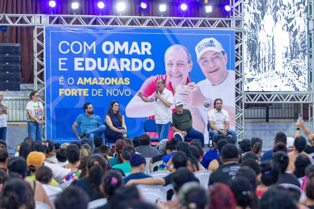 Omar conversa com moradores do Jorge Teixeira sobre segurança, casas e oportunidades