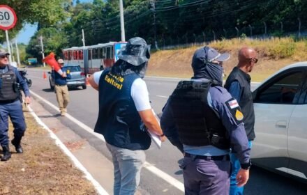 TRE-AM identifica propaganda eleitoral irregular em carros de aplicativo durante fiscalização em Manaus