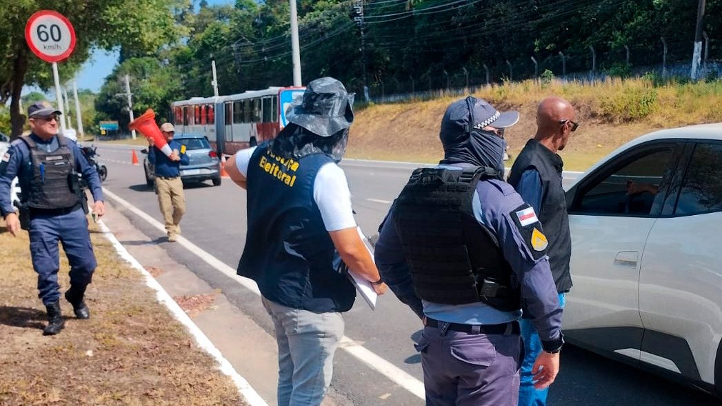 TRE-AM identifica propaganda eleitoral irregular em carros de aplicativo durante fiscalização em Manaus