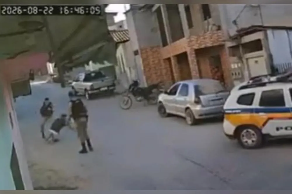 JOVEM DE 17 ANOS EMPINA MOTO EM FRENTE A VIATURA E BATE; VEJA O VÍDEO