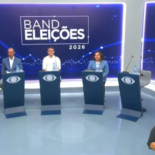 Primeiro debate do governo do AM tem ataques, ausência de governador e promessas para 2026