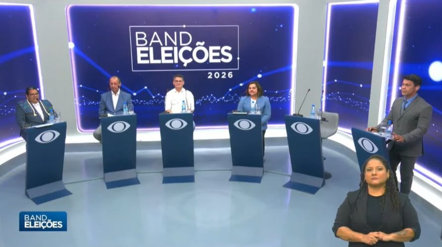 Primeiro debate do governo do AM tem ataques, ausência de governador e promessas para 2026