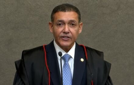 TSE determina suspensão de canal “Exército do Lula” no WhatsApp após pedido de Flávio Bolsonaro