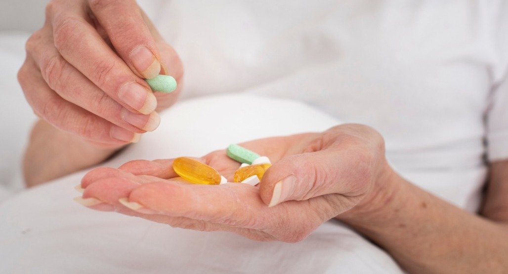 Foto: Magnific Uso de múltiplos medicamentos por idosos exige atenção redobrada a interações