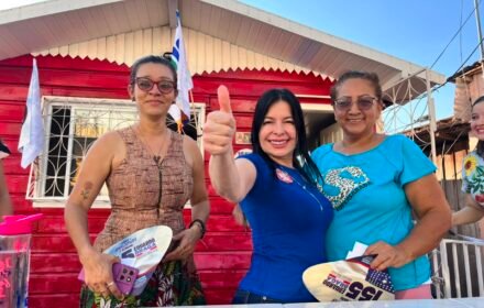 Delegada Débora Mafra recebe apoio durante caminhada no Educandos, em Manaus