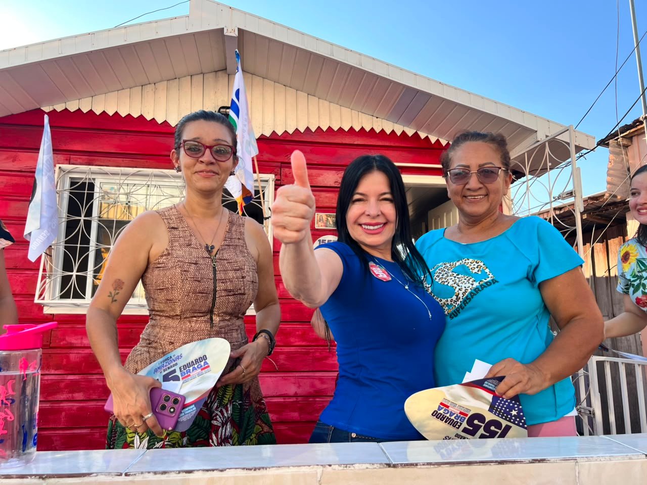 Delegada Débora Mafra recebe apoio durante caminhada no Educandos, em Manaus