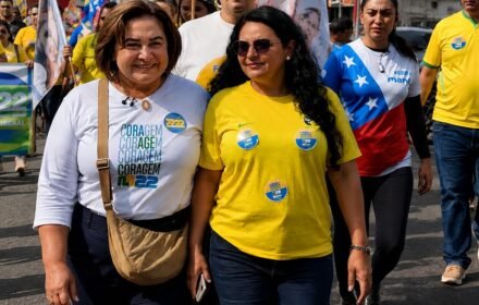 Andréa Abrantes participa de caminhada no Manoa e reforça propostas para educação, saúde e infraestrutura