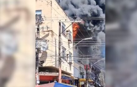 Incêndio atinge loja no Centro de Manaus e provoca desabamento parcial da cobertura