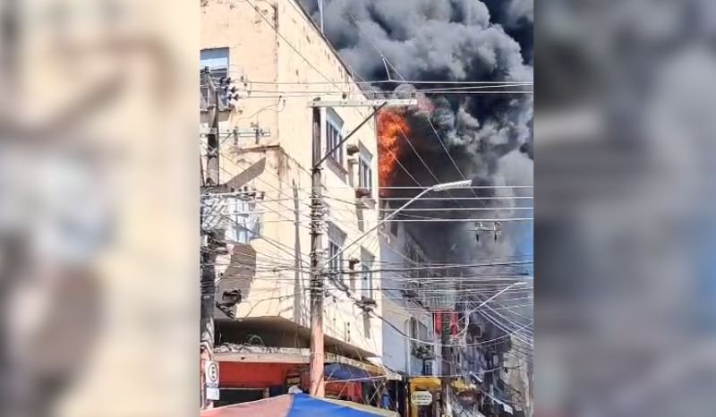 Incêndio atinge loja no Centro de Manaus e provoca desabamento parcial da cobertura