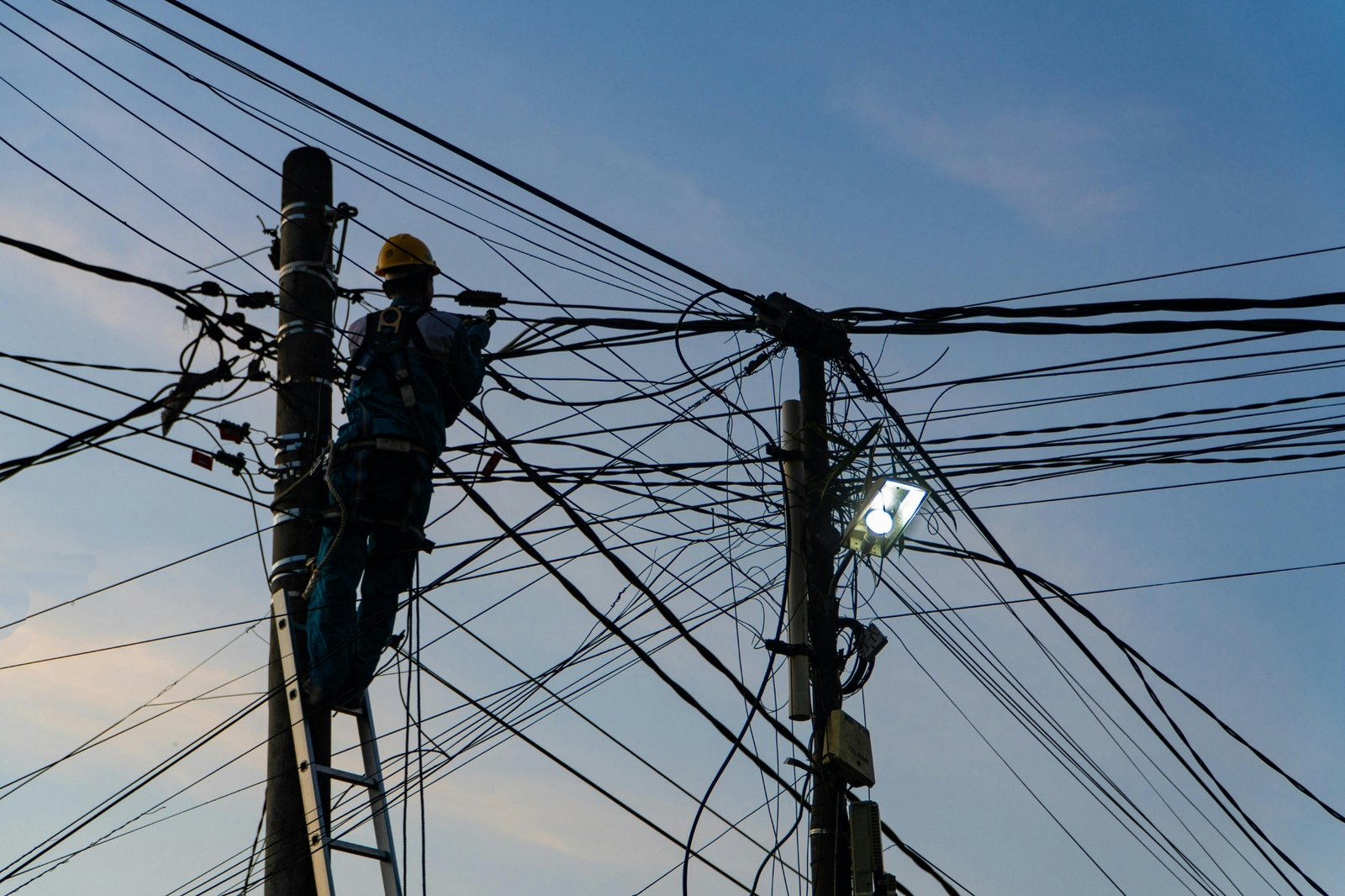 Troca de fios de energia por cabos de alumínio em Manaus é investigada pelo MP após reclamações de consumidores