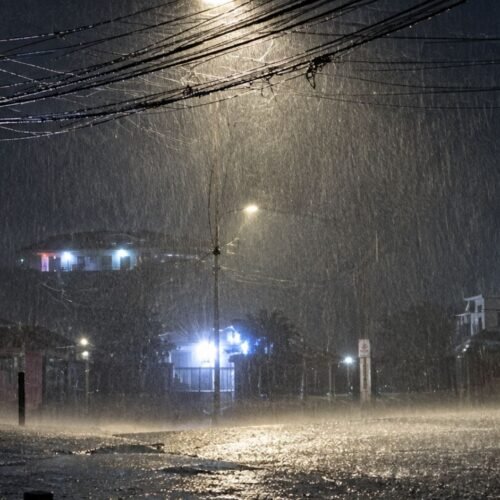 Chuva muda cenário após dias de calor e fumaça em Manaus