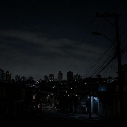 Falta de energia atinge nove bairros de Manaus e gera reclamações nas redes sociais