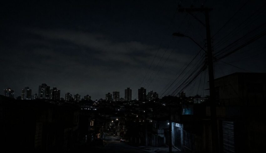 Falta de energia atinge nove bairros de Manaus e gera reclamações nas redes sociais