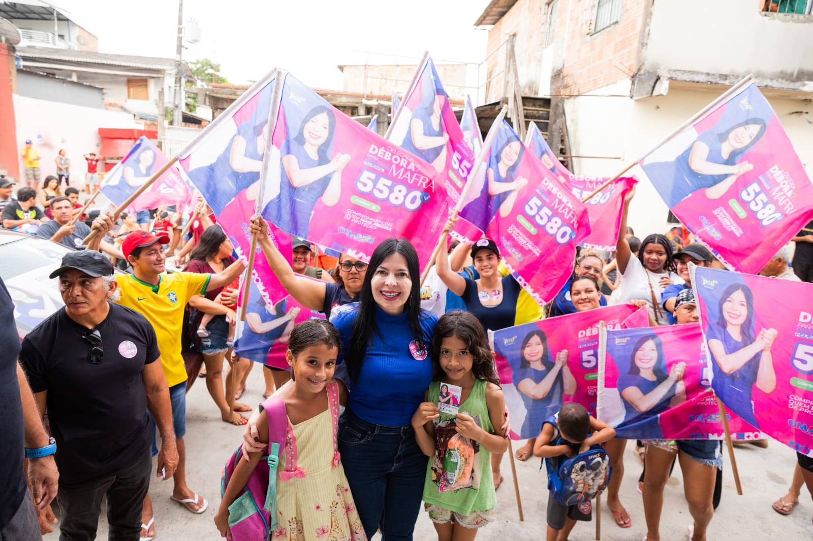 Débora Mafra percorre comunidade Santa Cruz e reforça diálogo com moradores de Manaus Delegada Débora Mafra realiza caminhada na comunidade Santa Cruz e recebe forte apoio da população