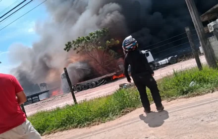 Incêndio se espalha por área de invasão e destrói carretas e escritório no Distrito Industrial de Manaus