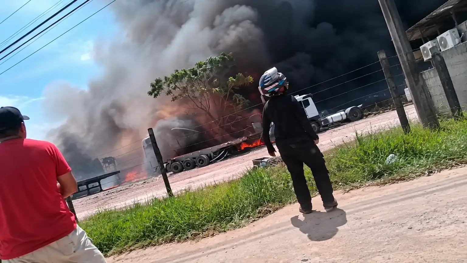 Incêndio se espalha por área de invasão e destrói carretas e escritório no Distrito Industrial de Manaus