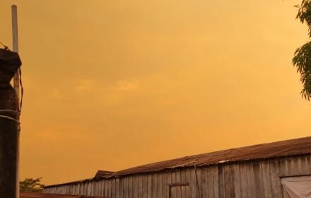 Incêndio mobiliza bombeiros e forma grande coluna de fumaça em Iranduba