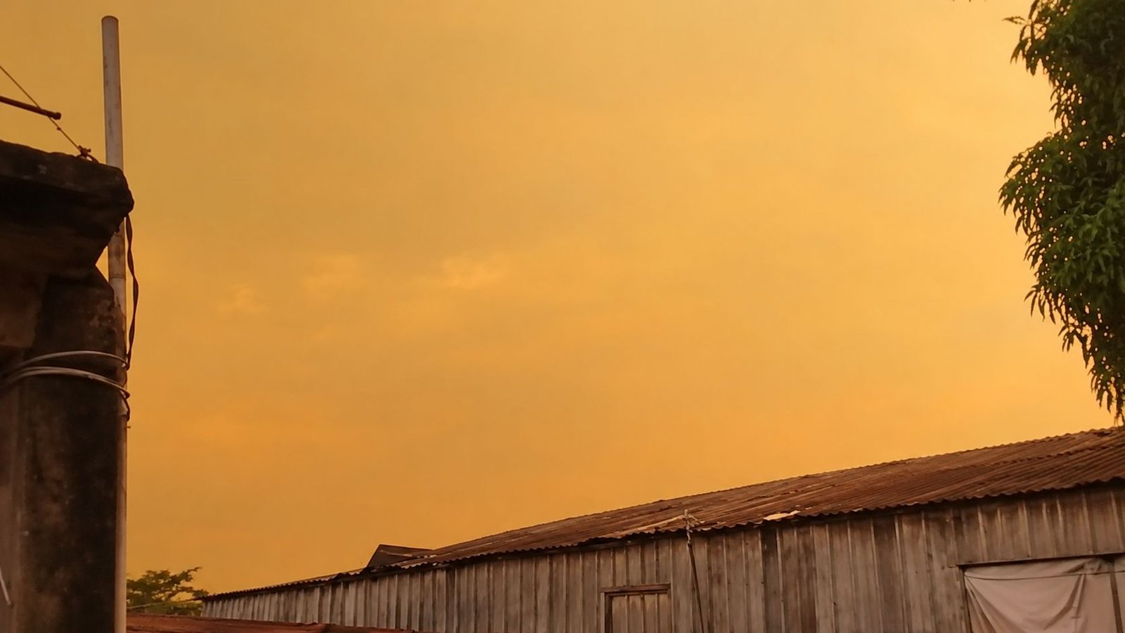 Incêndio mobiliza bombeiros e forma grande coluna de fumaça em Iranduba