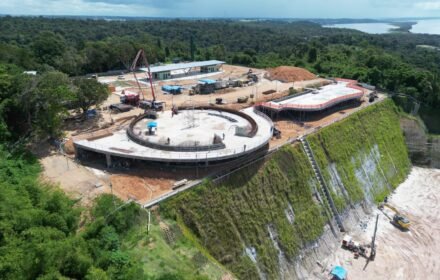 Vereadores de Manaus questionam homenagem à mãe de David Almeida em parque de R$ 79,8 milhões