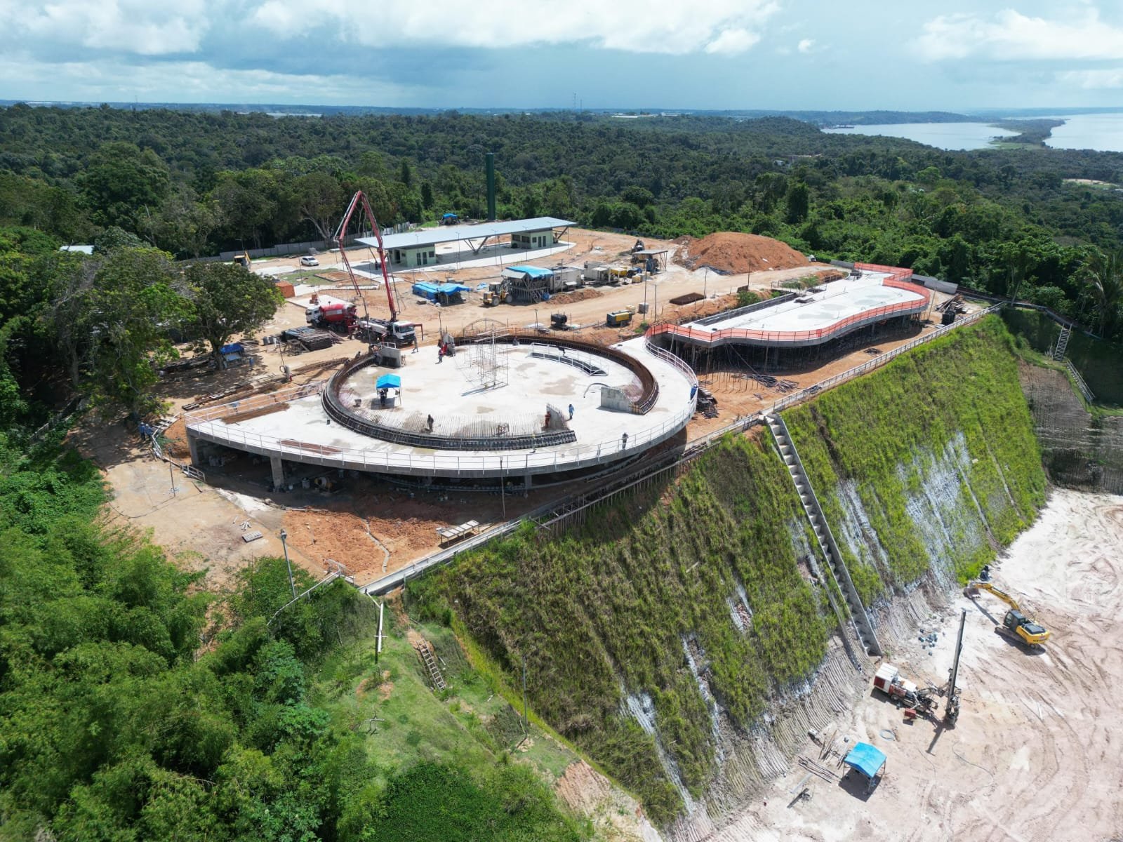 Vereadores de Manaus questionam homenagem à mãe de David Almeida em parque de R$ 79,8 milhões